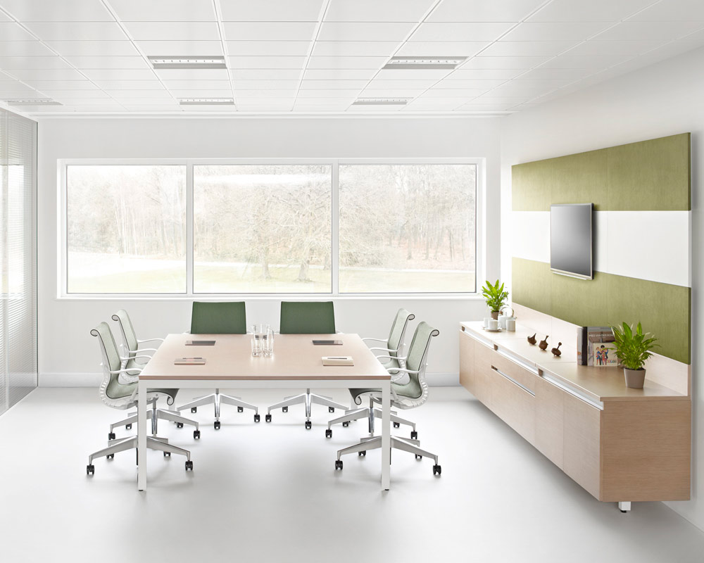 salle de reunion avec chaises de bureau